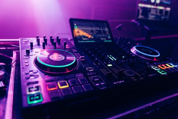 Sådan skaber du en uforglemmelig fest med den rette DJ
